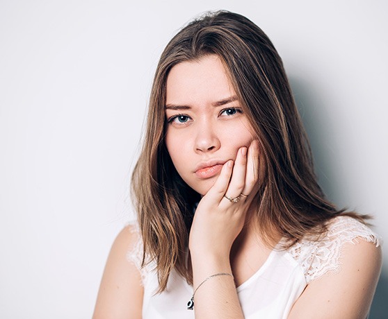 a dental patient with wisdom tooth pain